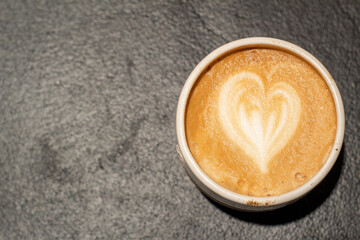 Café con leche y espuma con forma de corazón en una cafetería de Madrid descansando.