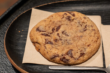 Cookie de avena y chocolate en una cafetería de Madrid descansando.
