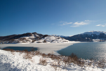 Obraz premium Lago di Campotosto innevato