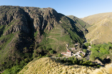 Vista de cerro aspero y pueblo escondido en la provincia de Cordoba, Argentina. Sierra de los Comechingones.