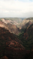 Contrasti di luce nel canyon alle Hawaii