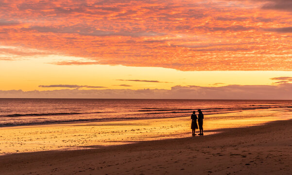 sunset beach with couple silhouette Wallpaper