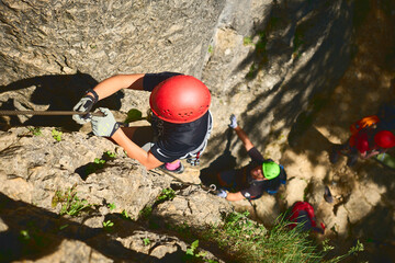 junger Klettersteig Kletterer mit rotem Helm und Handschuhen im Höhenglück Klettersteig in Frankenjura