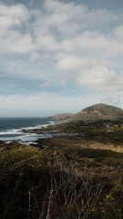 Vulcano spento in riva al mare alle Hawaii
