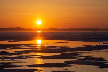 氷が浮かぶ春の湖の夕暮れ　サロマ湖 