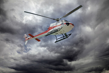 Fototapeta na wymiar Hubschrauber am Himmel