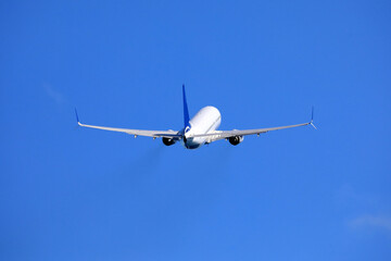Flugzeug am Himmel