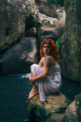 Chica guapa con vestido blanco en un bosque verde frondoso encantado hippie