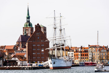 Hafen der Hansestadt Stralsund mit Großsegler