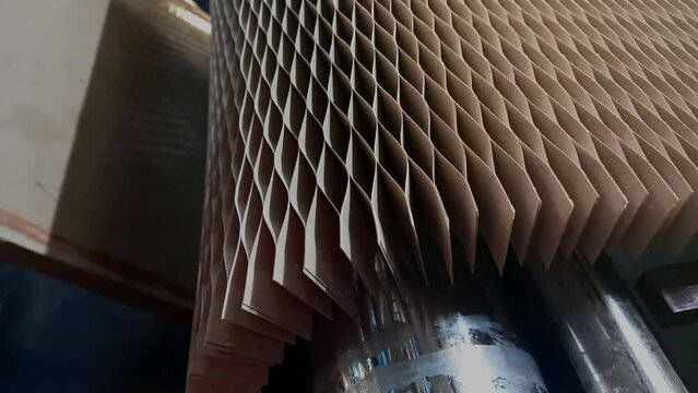 paper cutting machine for making honeycomb, door stuffing honeycomb High Strength recycled Paper Honeycomb. Honeycomb Boards.