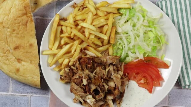 assiette de kebab et frites en gros plan	