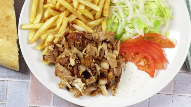 assiette de kebab et frites en gros plan	