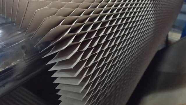 paper cutting machine for making honeycomb, door stuffing honeycomb High Strength recycled Paper Honeycomb. Honeycomb Boards.