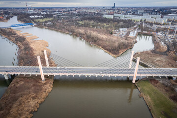 most Milenijny we Wrocławiu nad rzeką Odra z drona	