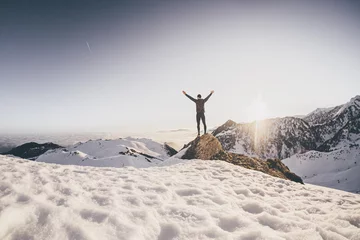 Gordijnen Man running on the snow at the top of a mountain © Giorgio Pulcini