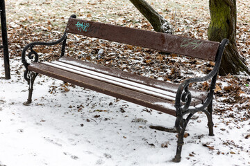 Zamrożona ławka i siedzenia w parku zimą - obrazy, fototapety, plakaty