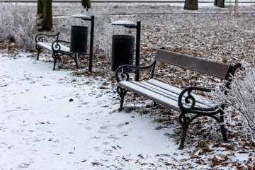 Zamrożona ławka, siedzenia i śmietniki w parku zimą - obrazy, fototapety, plakaty