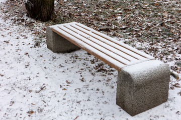 Zamrożona ławka i siedzenia w parku zimą