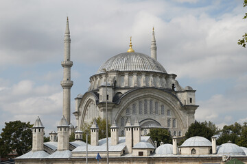 Fototapeta na wymiar Nuruosmaniye Mosque in Istanbul, Turkiye