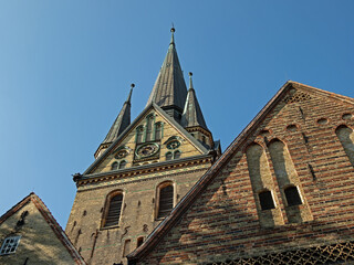 Blick auf die Fassade der Nikolaikirche in Flensburg aus einer ungewöhnlichen Perspektive, Deutschland