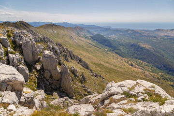 Fototapeta na wymiar Randonnée sur le cime de Cheiron par Gréolières, Préalpes de Grasse, Alpes-Maritimes, France