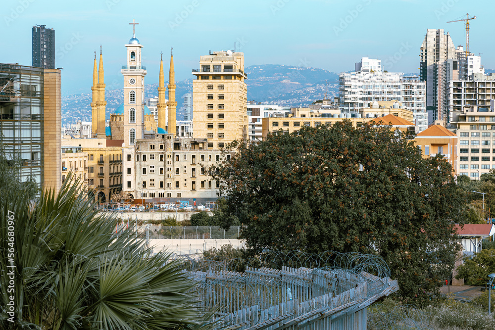 Wall mural Mohammad Al-Amin Mosque and Saint George Greek ortodox church in the background in the center of Beirut, Lebanon.