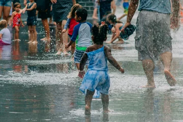 Stof per meter Kids playing at the Millennium Park Crown Fountain in Chicago © nathsegato
