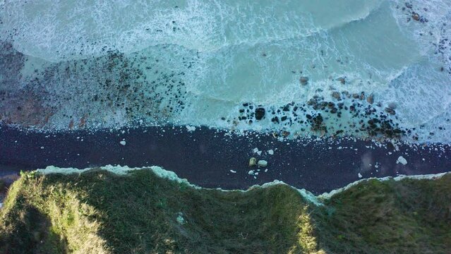 Vague et falaise normandes vue du ciel