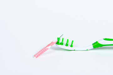 brosse à dent, fil dentaire et brosse interdentaire