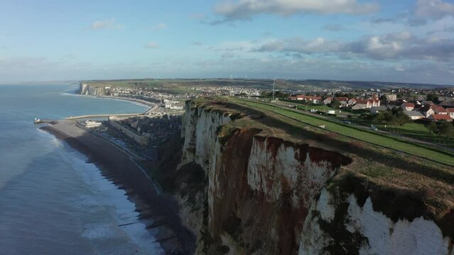 La c&ocirc;te normande en drone : Le Tr&eacute;port en hiver