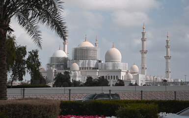 Obraz premium mosque, architecture, minaret, arabia, religion, mosque construction, dome, building, agra, taj, mahal, asia, arab, landmark, sky, cauldron, dubai, travel, palace, religious, egypt, tower, marble, whi