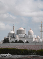 Obraz premium mosque, architecture, minaret, arabia, religion, mosque construction, dome, building, agra, taj, mahal, asia, arab, landmark, sky, cauldron, dubai, travel, palace, religious, egypt, tower, marble, whi