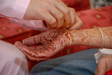 Detalle con manos en una ceremonia de boda hindú