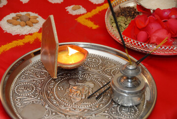Objetos religiosos en un altar para una ceremonia de boda hindú