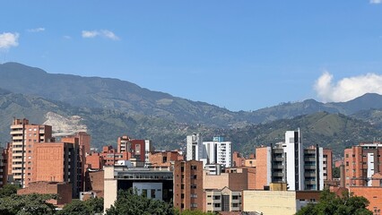 Fototapeta premium panorama of the city of medellin and mountains with ble clear sky