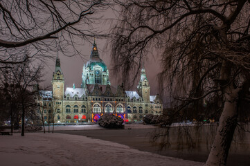 Rathaus Hannover aus dem Park im Winter