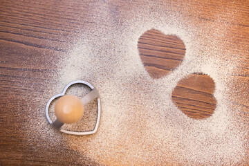 San valentin con marca de corazones sobre harina en una mesa para cena o comida romántica