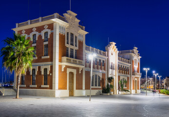 Fototapeta premium Historic architecture at the Valencia marina at night, Spain.