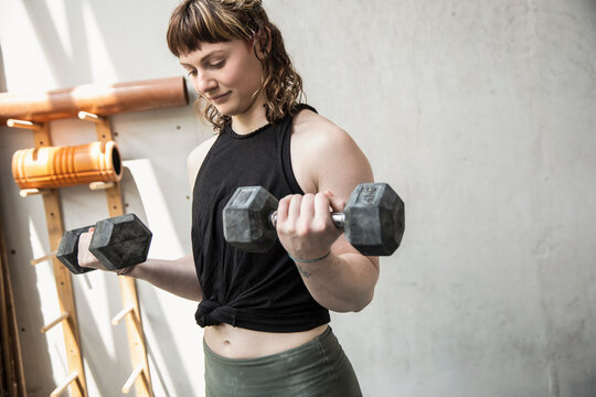 1,220 Woman Doing Bicep Curls Images, Stock Photos, 3D objects