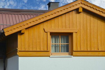Modernes Holzhaus in Ständerbauweise mit Fassadenverkleidung aus lasiertem Nadelholz, alpine...