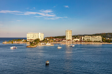 Jamaika, im Hafen der karibischen Insel. Die Marina von Monetego Bay im Abendlicht und ein blauer...