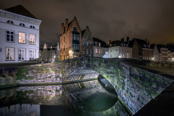 Fototapeta premium Cityscape with bridge and embankment in the evening city of Bruges (Belgium)