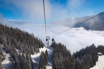 Schönes Winterpanorama im Skigebiet Wildkogel bei Bramberg in Österreich, mit Blick aus einer Gondel auf die Rodelbahn. - 564756707