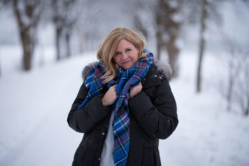 Portrait einer Frau im mittleren Alter im Winter 