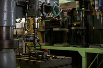 Thread cutting with a radial drilling machine