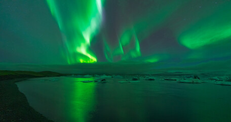 Auroras boreales sobre Jokulsarlon en Islandia - obrazy, fototapety, plakaty