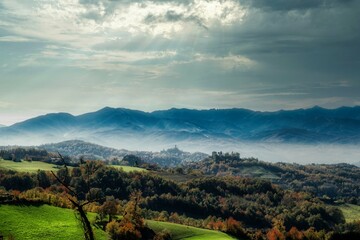 Obraz premium autumn landscapes of the Piedmontese Langhe with its colors and hills near Alba, in the province of Cuneo