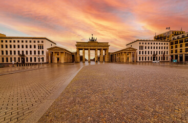 Obraz premium Berlin,Germany, 29 March 2020. deserted city during epidemic and quarantine of coronovirus covid-19. city at sunset, empty streets illuminated by orange light