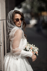 Naklejka premium stylish caucasian bride in white wedding dress 