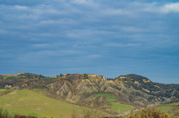 Fototapeta na wymiar Paesaggio della campagna toscano in inverno con vista sui calanchi
